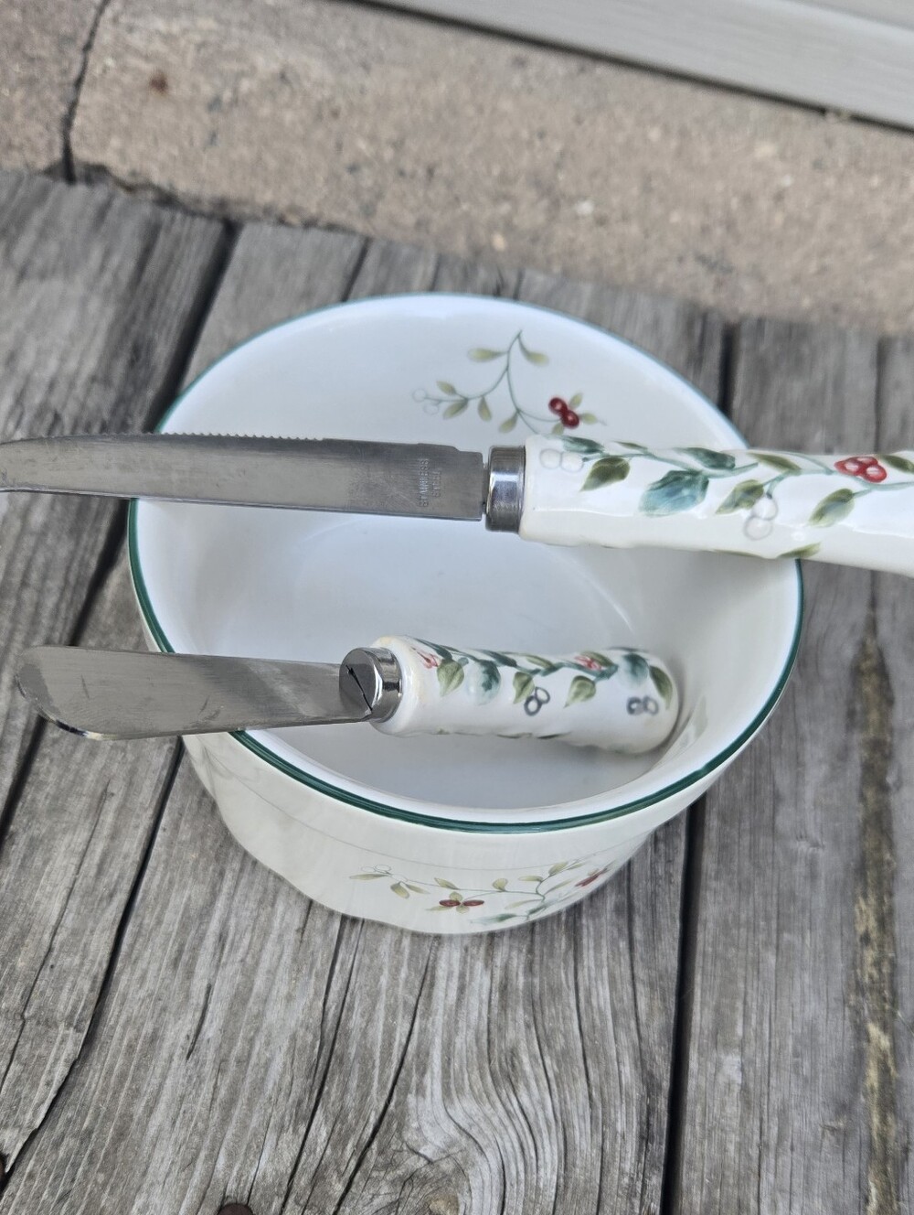 Pfaltzgraff Winterberry 20 Oz Dip Set Bowl & 2 Knives Christmas